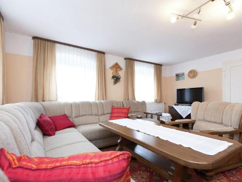 ein Wohnzimmer mit einem Sofa und einem Tisch in der Unterkunft Holiday home with garden near the forest in Arnschwang