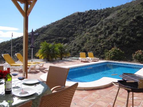 basen ze stołem i krzesłami oraz góry w obiekcie Elegant Villa in Arenas with Pool w mieście Arenas