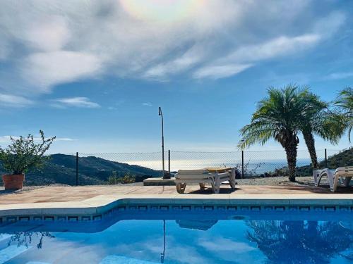 basen ze stołem piknikowym i palmami w obiekcie Elegant Villa in Arenas with Pool w mieście Arenas