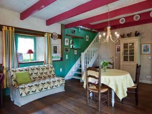 een woonkamer met een tafel en een bank bij Cosy holiday home with terrace near Quimperl in Coatviller
