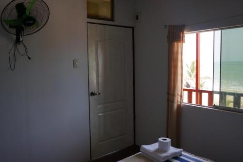 baño con puerta y ventana con vistas al océano en Hostel Paqaryi, en Zorritos