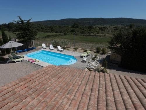 - une vue sur la piscine sur le toit dans l'établissement Villa in Beaufort with Private Pool, à Beaufort