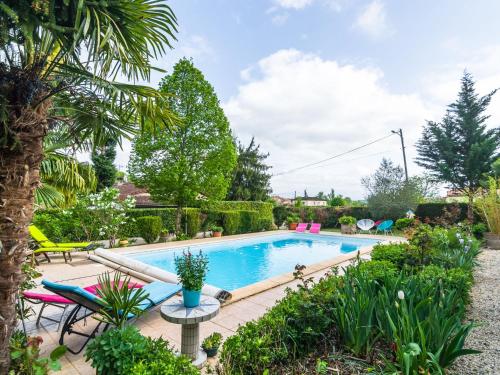 einen Pool im Garten mit Tisch und Stühlen in der Unterkunft Beautiful holiday home with courtyard in Calamane