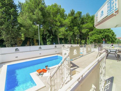 einen Pool auf einem Balkon mit einem Tisch und Stühlen in der Unterkunft Modern villa with private pool and bubble bath in Novigrad Istria