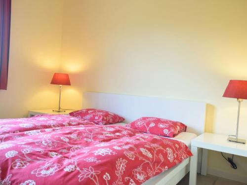 une chambre avec un lit rose avec deux lampes dans l'établissement Cycling Escape in Montbrun, à Montbrun-les-Bains