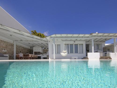 カラファティスにあるBeautiful large luxury villa in Mykonosのヴィラの前のスイミングプール