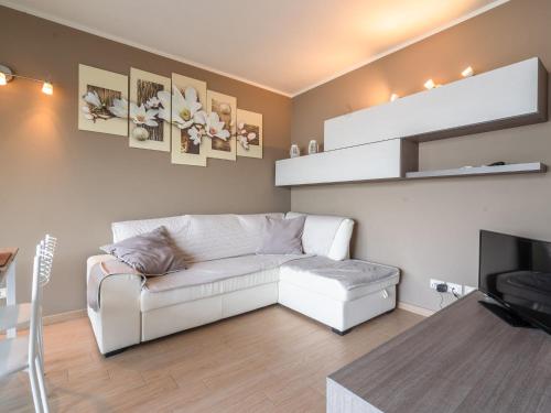 馬羅內的住宿－Belvilla by OYO Casa Giada，客厅配有白色沙发和电视