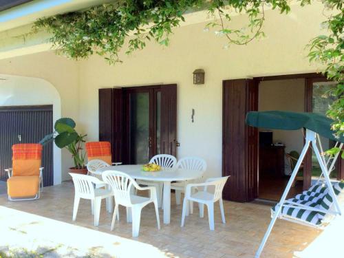 einen weißen Tisch und Stühle auf einer Terrasse in der Unterkunft Belvilla by OYO Casa Travesio in Travesio