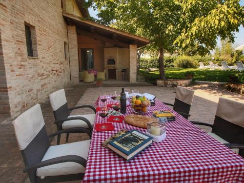 uma mesa com uma toalha de mesa xadrez vermelha e branca em Belvilla by OYO Villa Angeli em Tordandrea