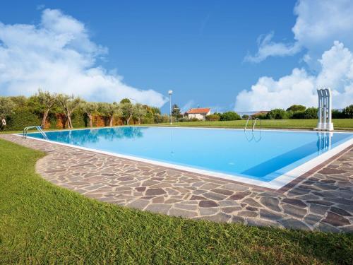 uma grande piscina num campo relvado em Belvilla by OYO Casa Mon ga em Moniga
