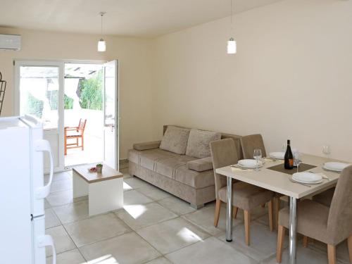 un soggiorno con divano e tavolo di Modern apartment in Ljubac with private terrace a Ljubač