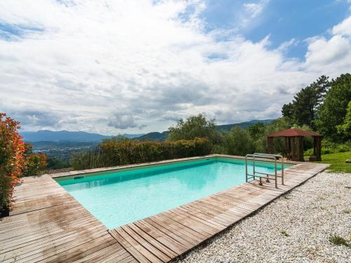 UzzanoにあるHoliday Home in Pescia with Swimming Pool Garden Terraceのスイミングプール(ウッドデッキ、ガゼボ付)