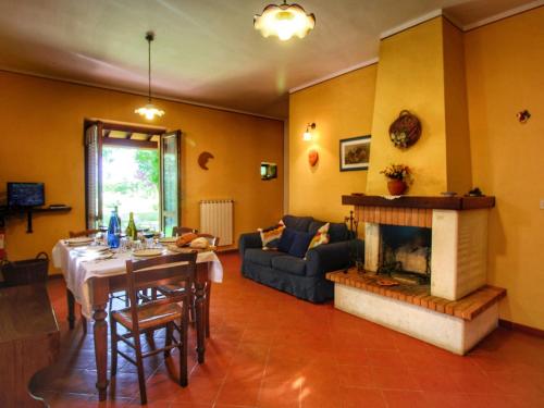 sala de estar con mesa y chimenea en Belvilla by OYO Attractive mansion with pool en Valiano