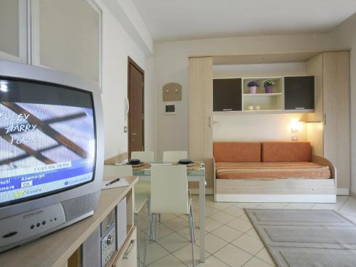 リッチョーネにあるQuiet Apartment near Riccione with Balconyのリビングルーム(ソファ、テレビ付)