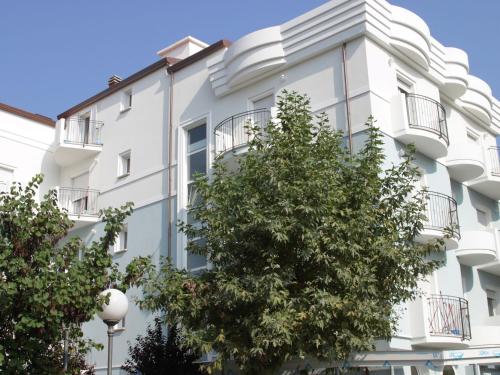 リッチョーネにあるQuiet Apartment near Riccione with Balconyの白い建物