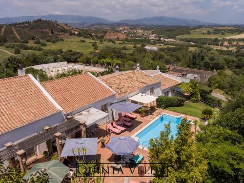 - une vue aérienne sur une maison avec une piscine dans l'établissement Gorgeous Holiday Home with Swimming Pool, à Odiáxere