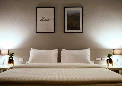 Una cama o camas en una habitación de Bhava Residence