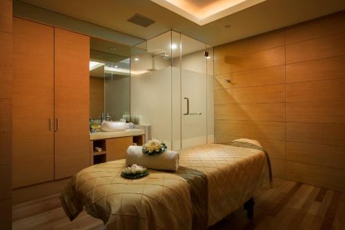 En eller flere senge i et værelse på ONE15 Marina Sentosa Cove Singapore