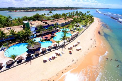 z powietrza widok na ośrodek i plażę w obiekcie Arraial D'ajuda Eco Resort w mieście Arraial d'Ajuda