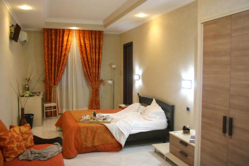 a hotel room with a bed and a couch at Hotel Daytona Palace in Casoria