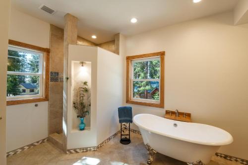 A bathroom at A Blue Sky Lodge