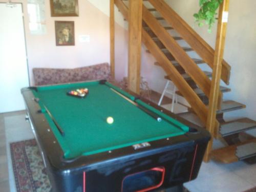 Una mesa de billar en Penzion Hugo