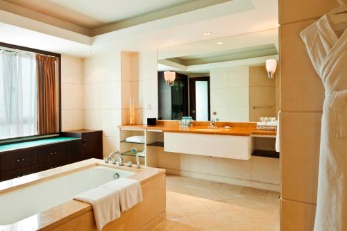 A bathroom at Guo Ji Yi Yuan Hotel