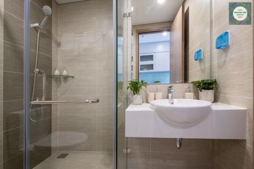 Ένα μπάνιο στο BOM HOMES- VINHOMES OCEAN PARK- SERVICE APARTMENt