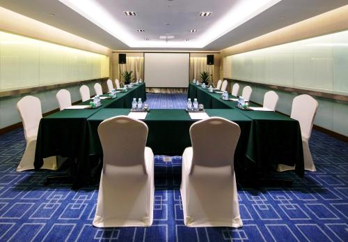 a conference room with a long table and chairs at Guo Ji Yi Yuan Hotel in Beijing