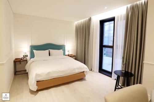 Postel nebo postele na pokoji v ubytování Londoner Hotel Gwangan