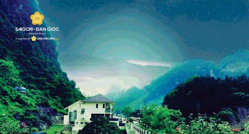 a building in the middle of a mountain at Sài Gòn - Bản Giốc Resort in Cao Bằng