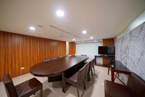 a conference room with a wooden table and chairs at Sa-Yo Hotel - Pier 2 in Kaohsiung