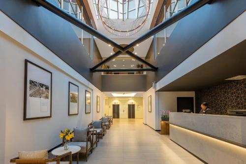 um corredor de um hospital com cadeiras e um lobby em Hotel Room @ 89 Courtenay Place em Wellington
