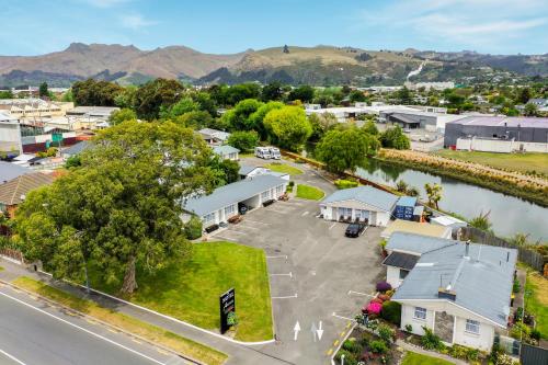 uma vista aérea de uma pequena cidade ao lado de um rio em Arcadia Motel em Christchurch