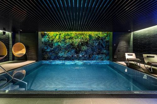 Der Swimmingpool an oder in der Nähe von Lotte Hotel St. Petersburg – The Leading Hotels of the World