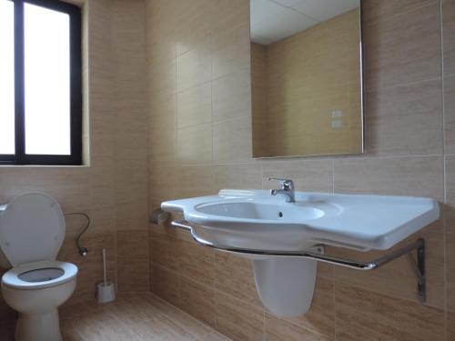 bagno con lavandino e servizi igienici di Euroclub Hotel a San Pawl il-Baħar
