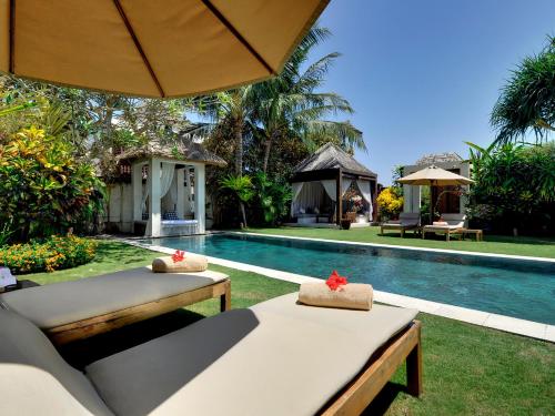 Bazén v ubytování Majapahit Beach Villas by Nakula nebo v jeho okolí