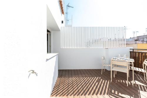 een klein balkon met een tafel en stoelen bij Apartamentos Leoncillos in Sevilla