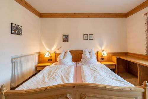 een slaapkamer met twee bedden met witte lakens bij Haus Starlet in Oberstdorf