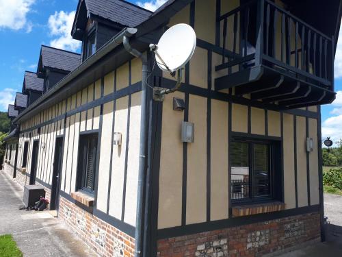 un bâtiment avec un éclairage de rue sur son côté dans l'établissement La Longère Des Nuits De Varenne, à Muchedent