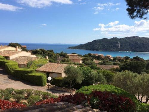 ポルト・ヴェッキオにあるLes Mini-Villas de Santa Giuliaの湖を背景にした庭園の景色