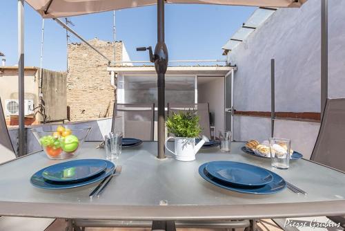 einen Tisch mit Teller und Schüsseln mit Essen drauf in der Unterkunft El Terrat de la Tecla - Dúplex Casc Antic in Tarragona
