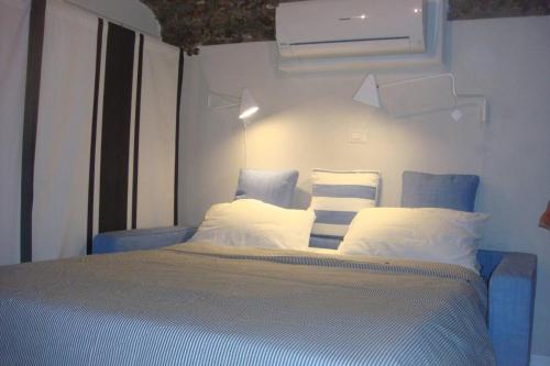 Posteľ alebo postele v izbe v ubytovaní Il Nido di Rinella, casa sulla spiaggia