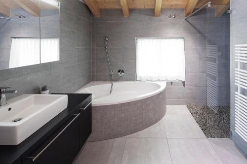 شقة ريناتا في جريندلفالد: حمام مع حوض أبيض ومغسلة