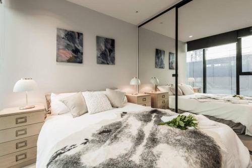 um quarto com 2 camas e um espelho em Central Melbourne CBD Lighthouse Apartment em Melbourne