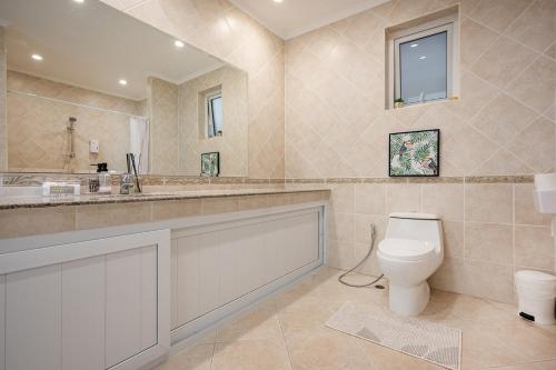 Ένα μπάνιο στο Majestic By Yensabai