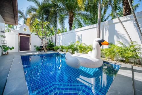 Bazén v ubytování Majestic Residence Pool Villas 2 Bedrooms Private Beach nebo v jeho okolí