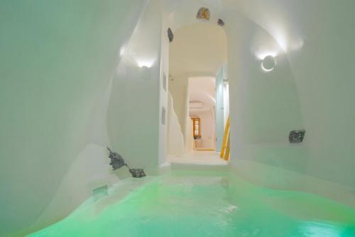 bagno con piscina d'acqua in camera di Nano Suites a Éxo Goniá