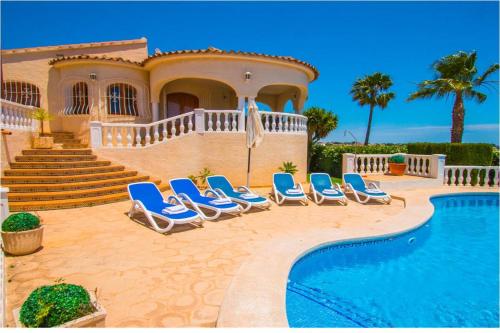 Willa z krzesłami i basenem w obiekcie Home SEA&DREAMS NiceView w mieście Calpe