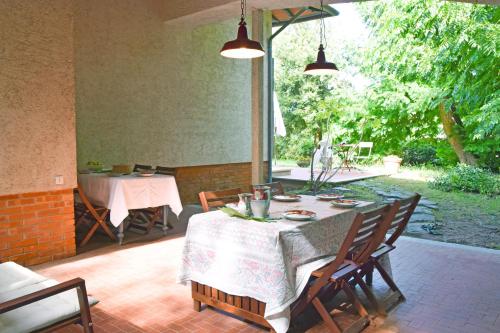 a dining room with a table and chairs at Villa il Forte in Forte dei Marmi